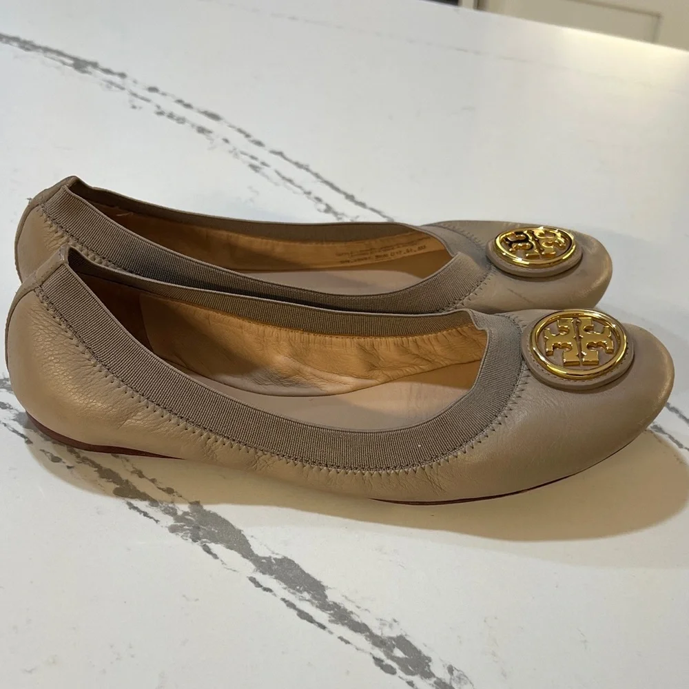 Tory Burch Women's Sand Caroline 2 Flats with Gold Logo size 8M